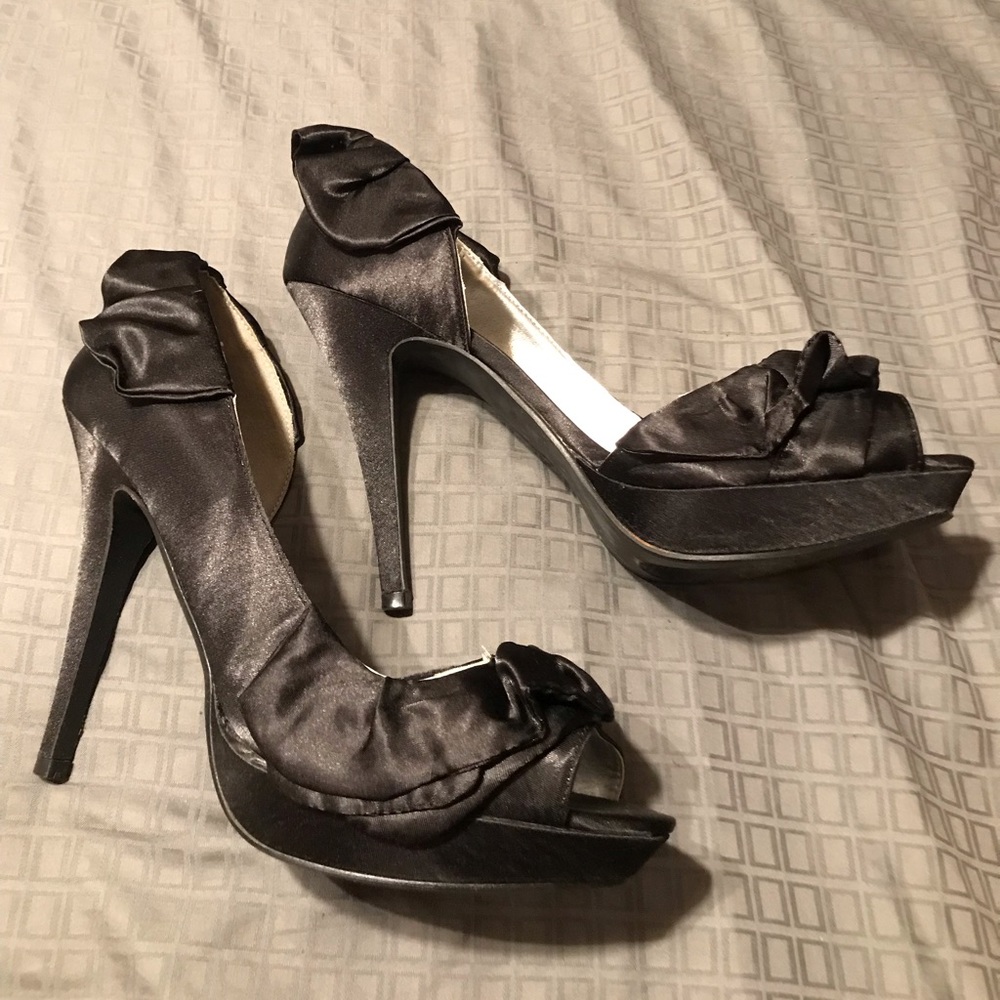 Shi by Journeys black 5 inch heals, size 10